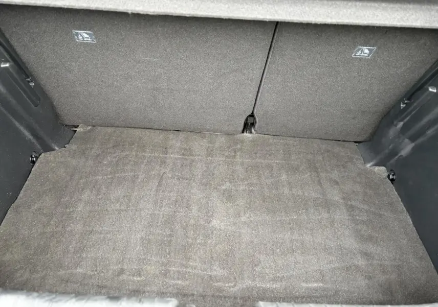 Vue intérieure du coffre spacieux et propre d'une Hyundai i20 2025 gris Aurora Metal, sans chargement visible.