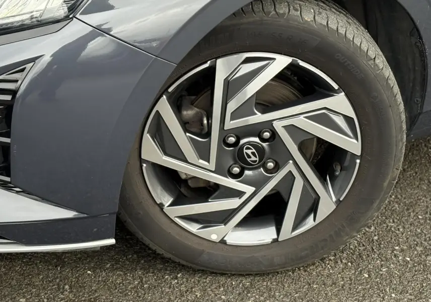 Gros plan sur la jante alliage 16'' diamantée côté avant droit d'une Hyundai i20 gris Aurora Metal.