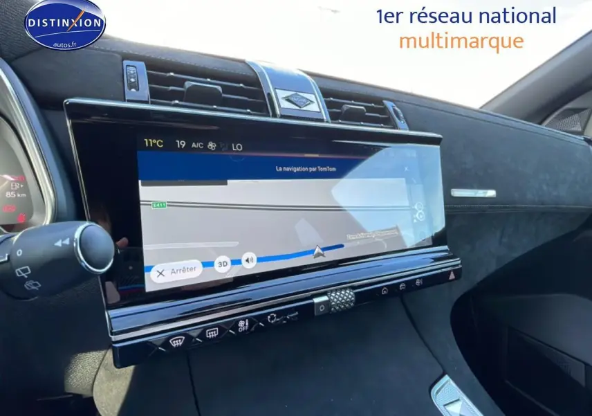 Vue intérieure du tableau de bord de la DS7 1.5 BlueHDi 130 bleu, avec écran tactile de navigation et finitions noires.