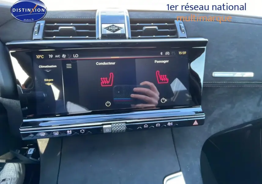 Vue rapprochée de la console centrale noire du DS7 1.5 BlueHDi 130 avec écran tactile et commandes de sièges chauffants.