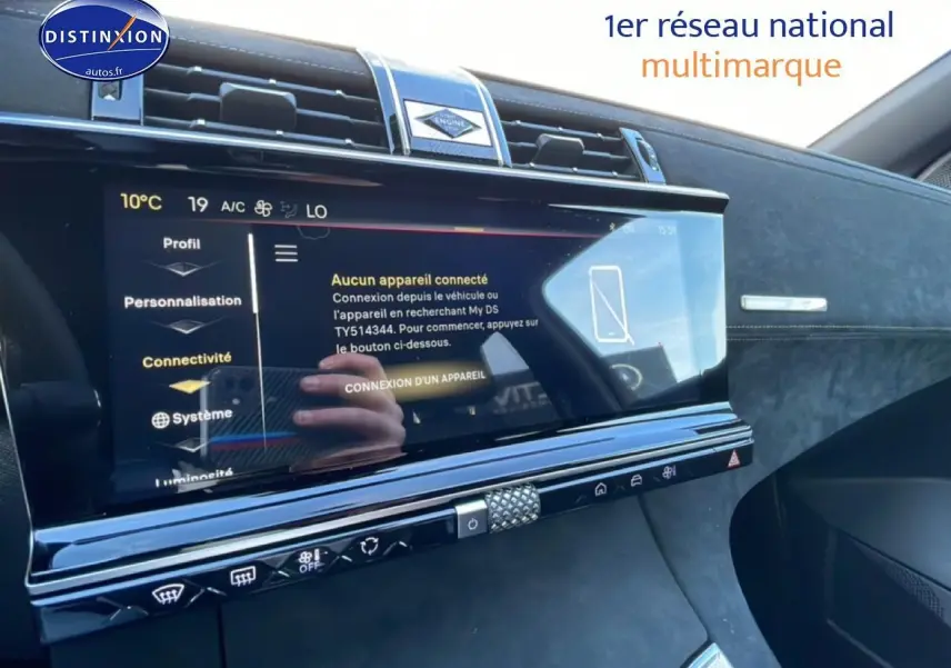 Vue intérieure du tableau de bord du DS7 2026 bleu, avec écran tactile multifonction et finitions en cuir noir.