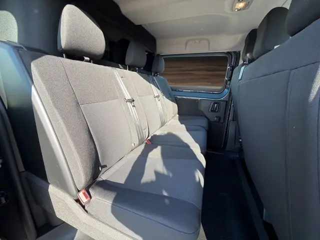 Vue intérieure de la banquette arrière 3 places du Citroën Jumpy gris titane, avec ceintures de sécurité visibles.