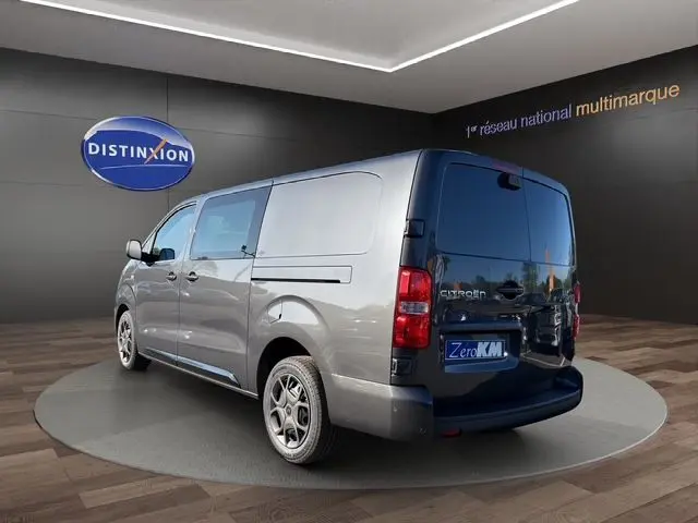 Vue 3/4 arrière droite d’un Citroën Jumpy gris titane avec portes arrière fermées et jantes alliage.