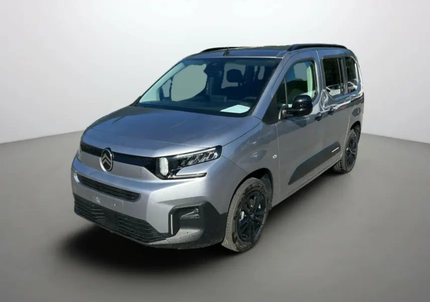 Citroën Berlingo BlueHDi 130 gris Artense vu en 3/4 avant droit avec jantes noires et barres de toit.