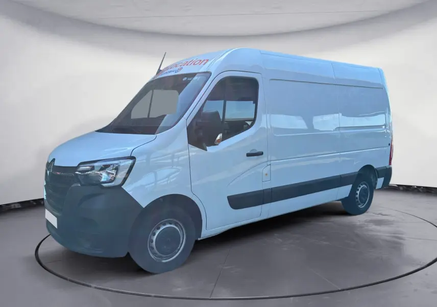 Renault Master blanc en vue 3/4 avant droit, fourgon utilitaire avec pare-chocs et protections latérales noires.