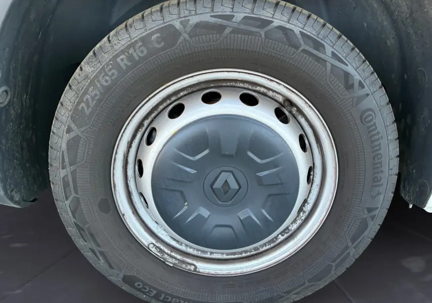Gros plan sur la roue avant gauche du Renault Master blanc 2024, avec jante acier et logo Renault central.