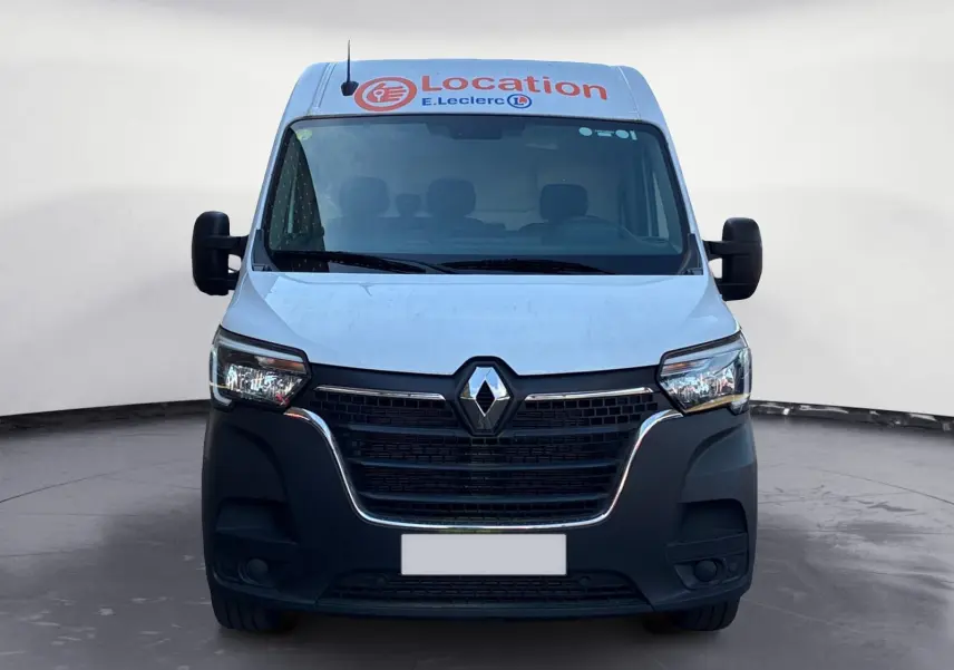 Vue de face du Renault Master blanc 2024 avec logo Renault et marquage "Location E.Leclerc" sur le toit.