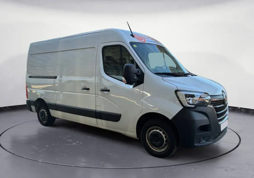 Renault Master blanc en vue 3/4 avant droit, fourgon utilitaire avec pare-chocs noirs et toit haut L2H2.