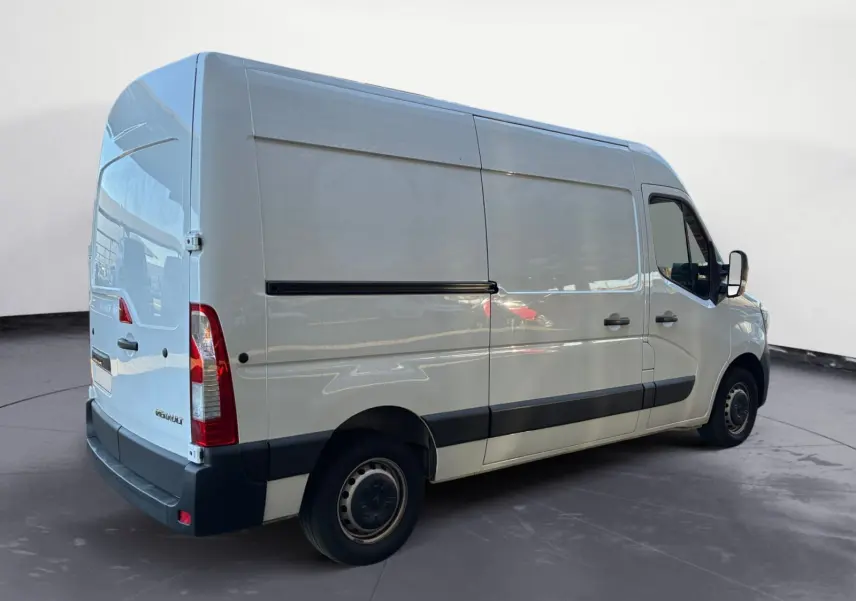 Vue 3/4 arrière droite d’un Renault Master blanc 2024 avec porte latérale coulissante et jantes tôles noires.