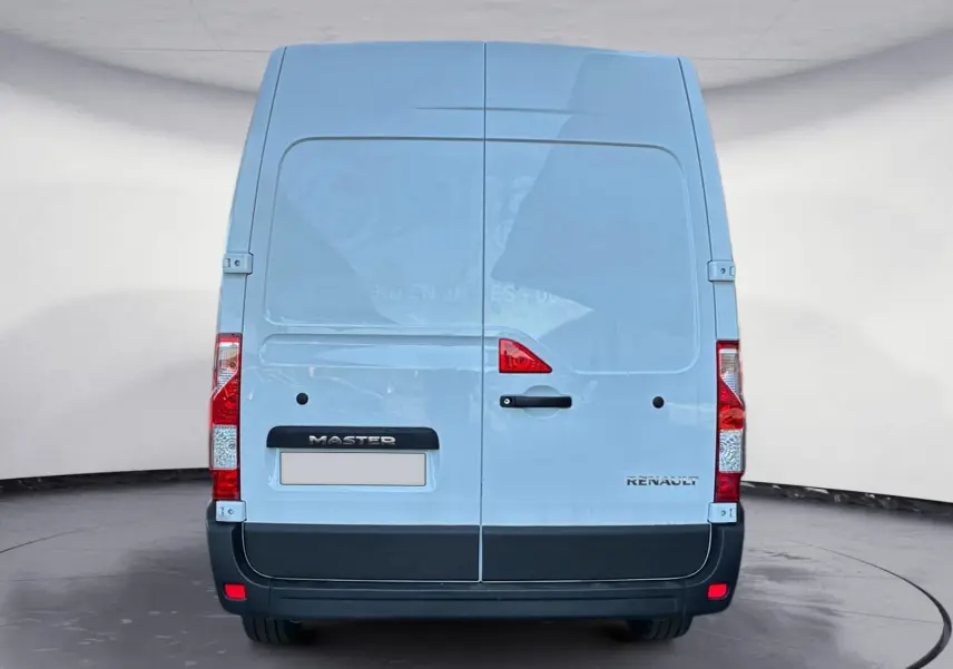 Vue arrière du Renault Master blanc L2H2 avec portes battantes et feux rouges verticaux distinctifs.