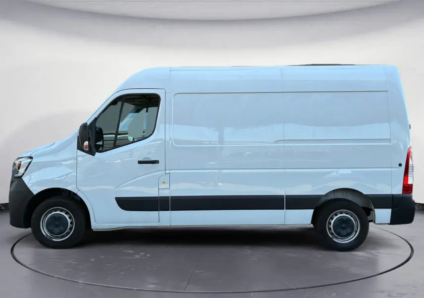 Vue latérale gauche d’un Renault Master blanc L2H2 2024 avec porte coulissante et jantes acier noires.
