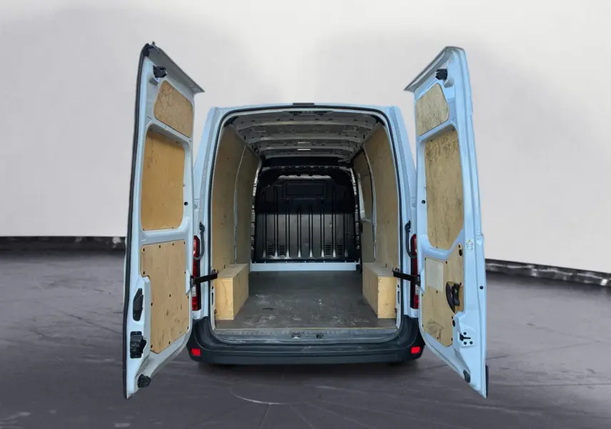 Vue arrière du Renault Master blanc 2024 avec portes ouvertes révélant l'espace de chargement doublé en bois.