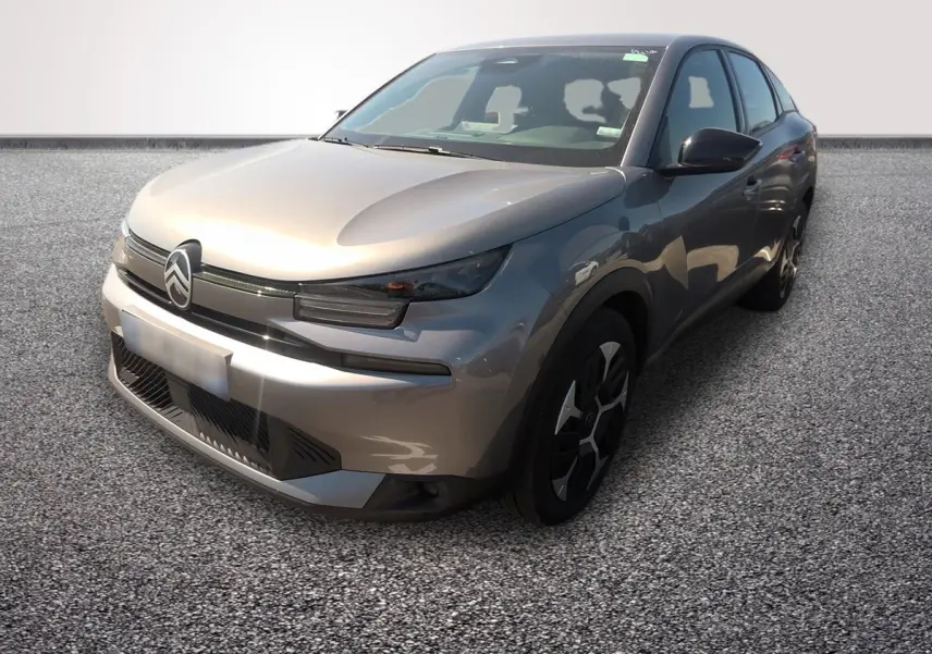 Citroën C4 hybride gris foncé vue 3/4 avant droit avec phares LED et jantes noires distinctives.