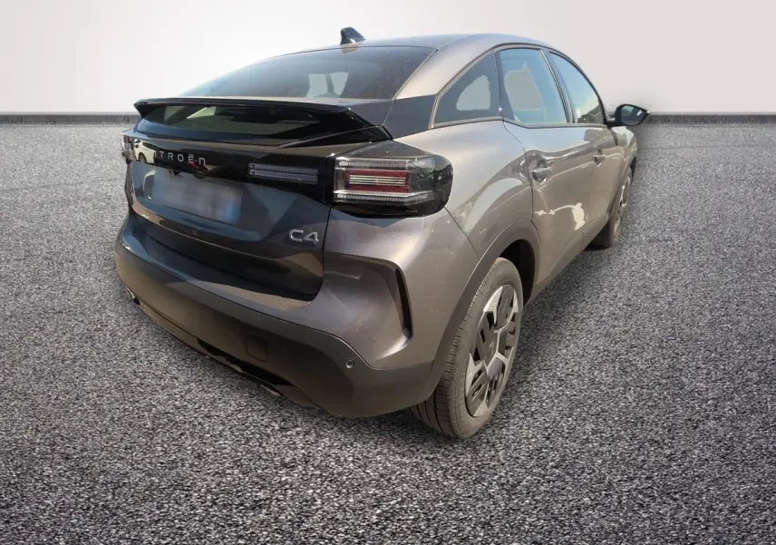 Vue 3/4 arrière droite d'une Citroën C4 hybride gris foncé avec feux arrière LED et spoiler de coffre.
