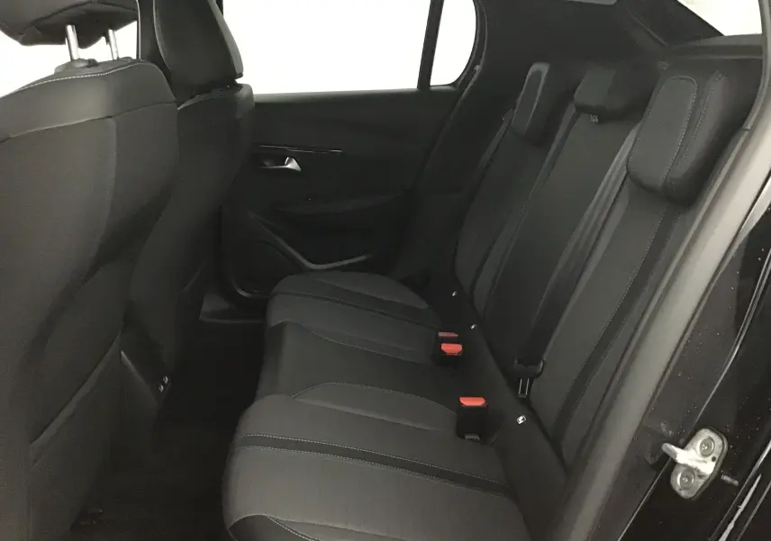 Vue intérieure côté droit des sièges arrière noirs de la Peugeot 208 1.2 PureTech 100 Allure 2022.