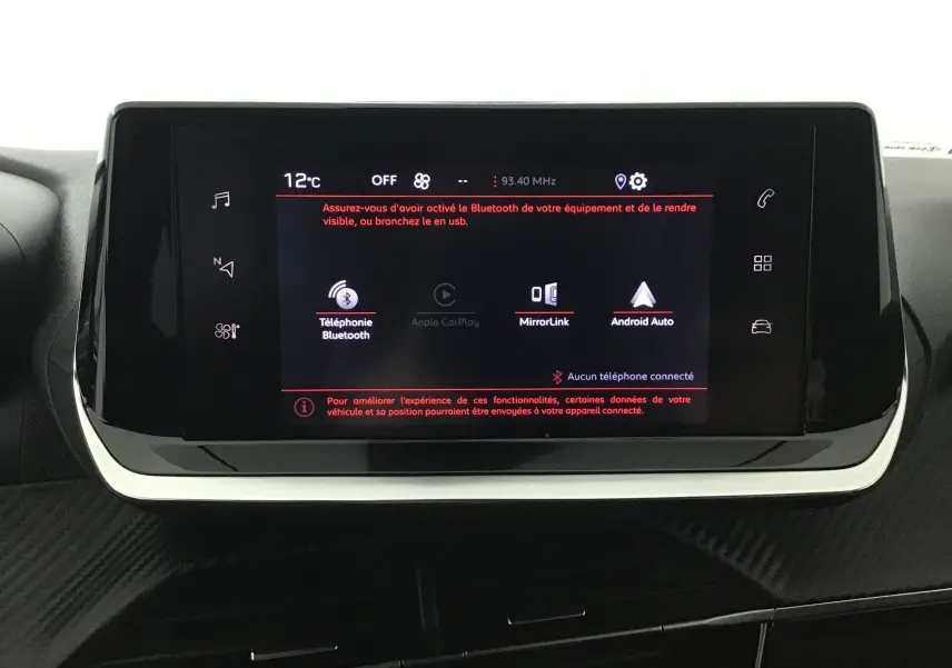 Écran tactile central du tableau de bord du Peugeot 208 noir 2022 affichant les options Bluetooth, MirrorLink et Android Auto.