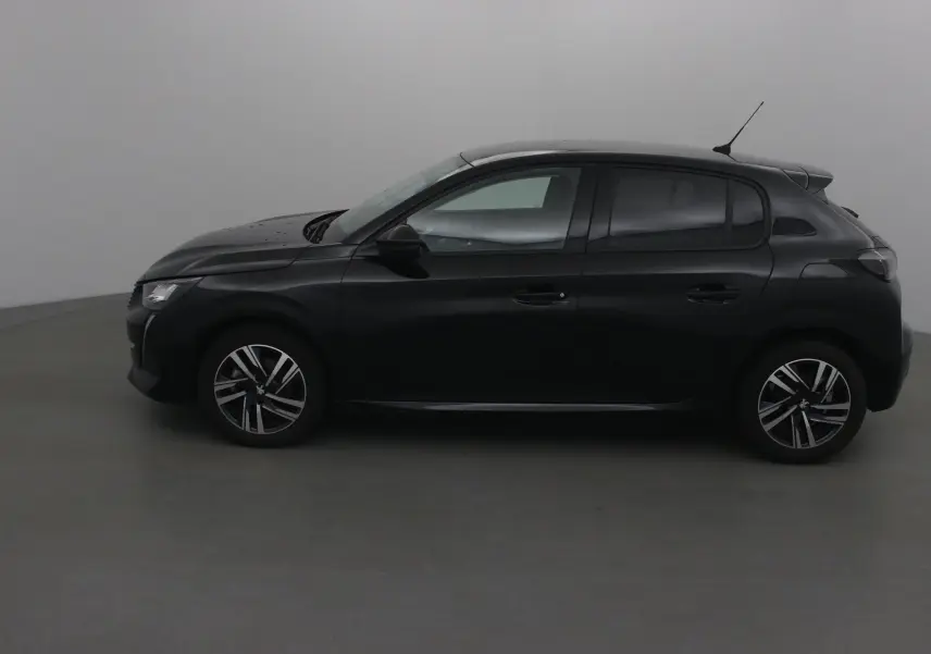 Profil côté gauche d'une Peugeot 208 noire 2022, version 1.2 PureTech 100 Allure avec jantes alliage et antenne toit.