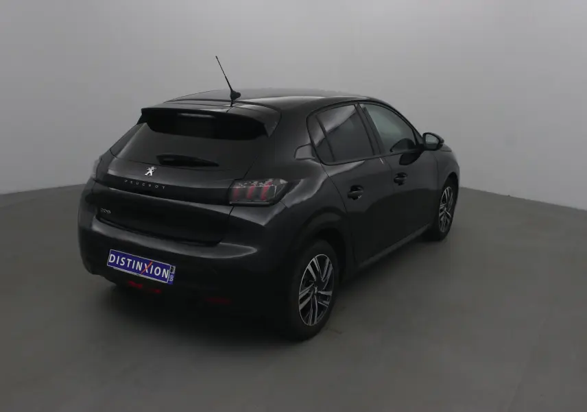 Peugeot 208 noire vue en 3/4 arrière droit dans un studio, avec jantes alliage et vitres teintées.