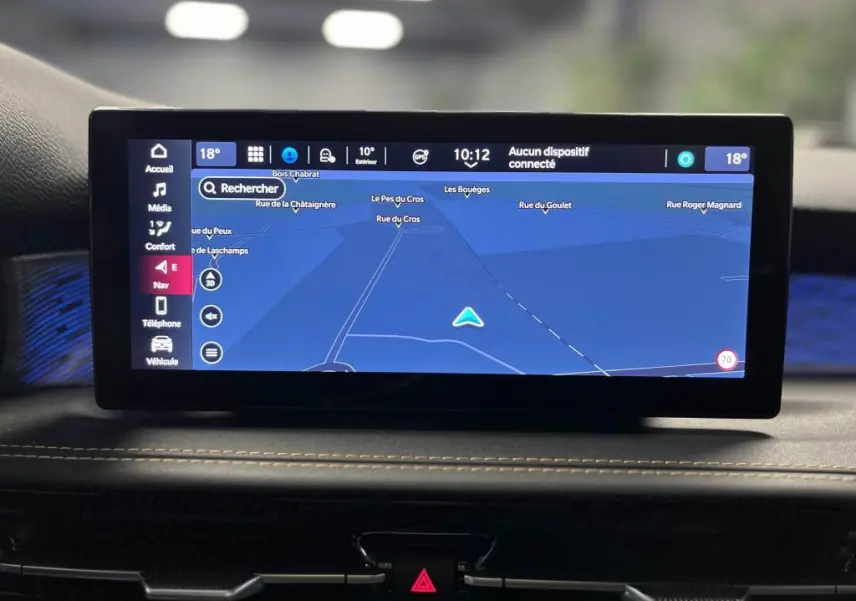 Écran tactile central du tableau de bord de l'Alfa Romeo Tonale 2024 affichant la navigation GPS.
