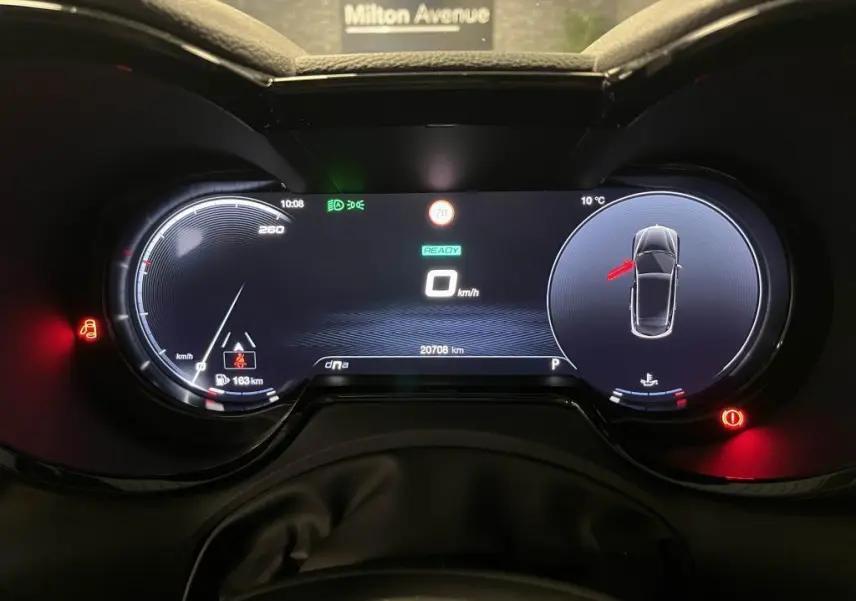 Tableau de bord digital de l'Alfa Romeo Tonale 2024 affichant la vitesse, alertes et mode de conduite DNA.