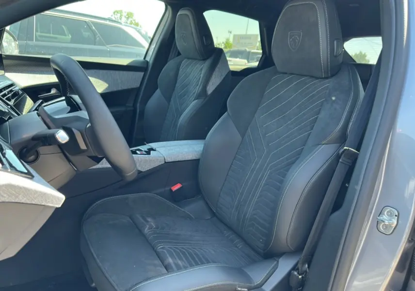 Intérieur du Peugeot 3008 Hybrid 145 GT Alcantara, vue côté conducteur sur les sièges avant en cuir et alcantara gris.