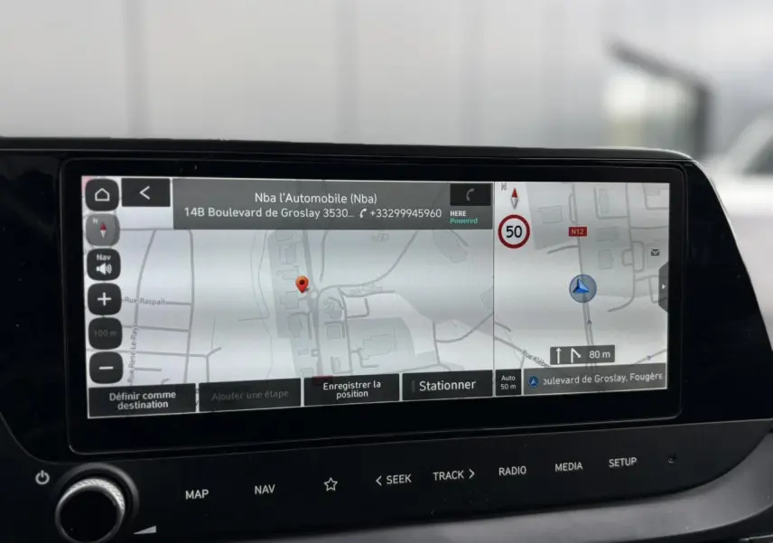 Écran tactile GPS 10,25 pouces de la Hyundai i20 2025 affichant une carte avec options de navigation.