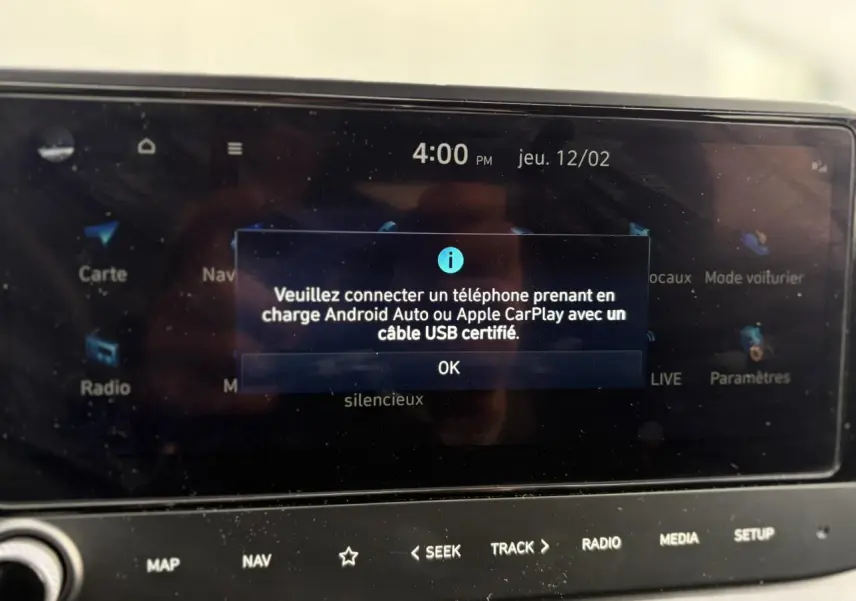 Écran tactile central de la Hyundai i20 2025 affichant un message de connexion Apple CarPlay et Android Auto.