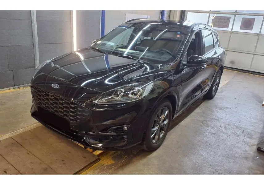 Ford Kuga 2.0 EcoBlue noir Agathe, vue 3/4 avant droit, avec calandre hexagonale et jantes alliage 18 pouces.