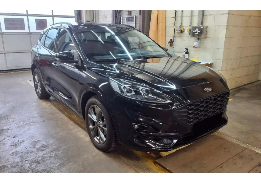 Ford Kuga 2.0 EcoBlue noir Agathe en 3/4 avant droit, avec jantes alliage et calandre hexagonale distinctive.