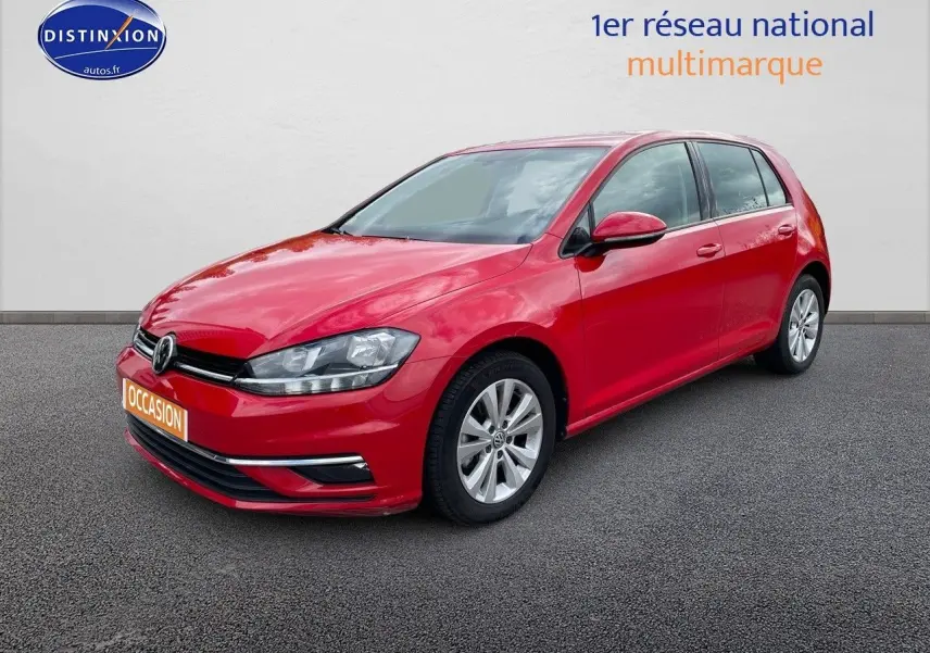Volkswagen Golf VII rouge vue 3/4 avant droit, avec jantes alliage et calandre noire brillante.