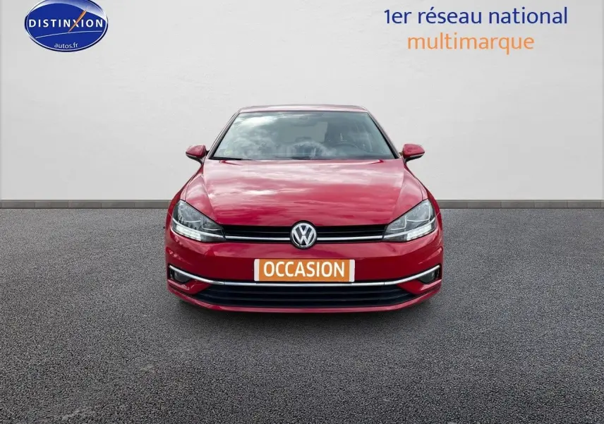 Vue frontale d'une Volkswagen Golf VII rouge 2018 avec plaque "OCCASION" sur un fond neutre.