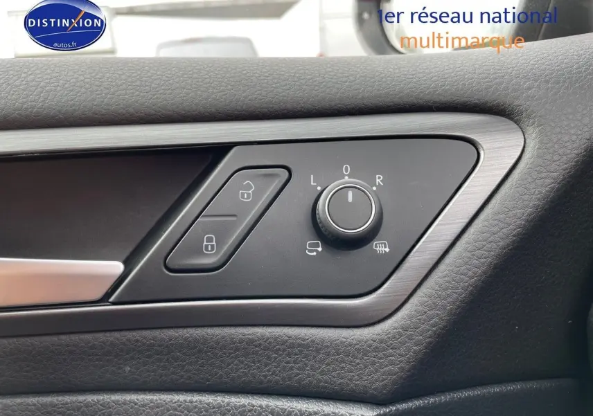 Détail des commandes de réglage des rétroviseurs et verrouillage sur la porte côté conducteur d'une Volkswagen Golf rouge.