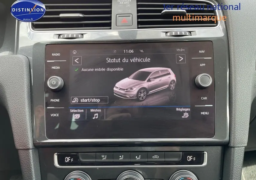 Vue rapprochée de l’écran central tactile de la Volkswagen Golf VII, affichant le statut du véhicule avec interface moderne.
