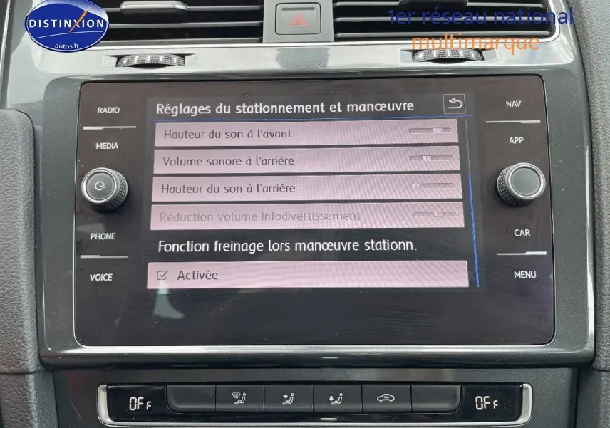 Écran tactile central de la Volkswagen Golf VII affichant les réglages de stationnement et manœuvre, intérieur noir.