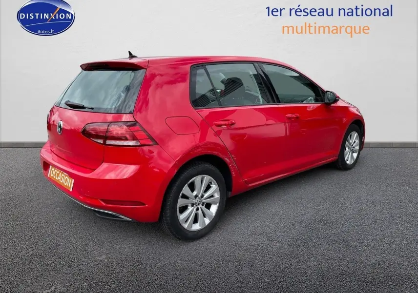 Volkswagen Golf VII rouge vue 3/4 arrière côté droit sur fond neutre avec jantes alliage.