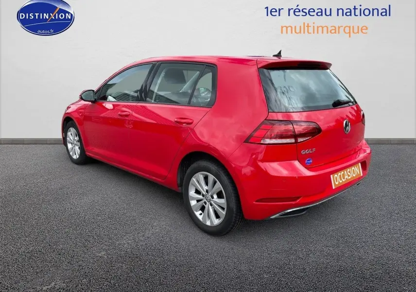 Volkswagen Golf VII rouge vue 3/4 arrière droit, avec jantes alliage et feux arrière LED visibles.