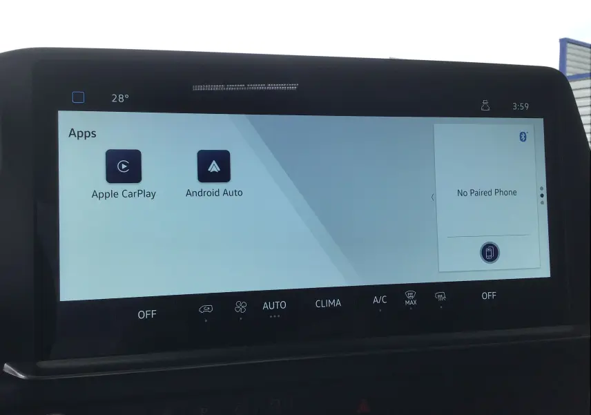 Écran tactile intérieur du Volkswagen Transporter T7 gris anthracite affichant Apple CarPlay et Android Auto.