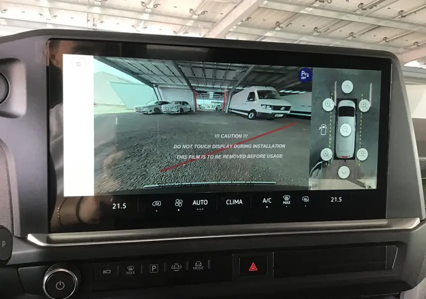 Écran tactile du Volkswagen Transporter T7 gris anthracite montrant la caméra de recul et la vue 360° intérieure.