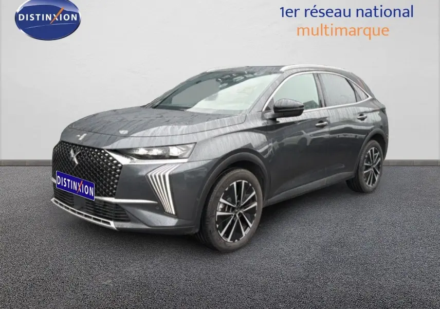 DS7 BlueHDi 130ch en gris titane métal, vue 3/4 avant droit avec calandre distinctive et jantes bi-ton.