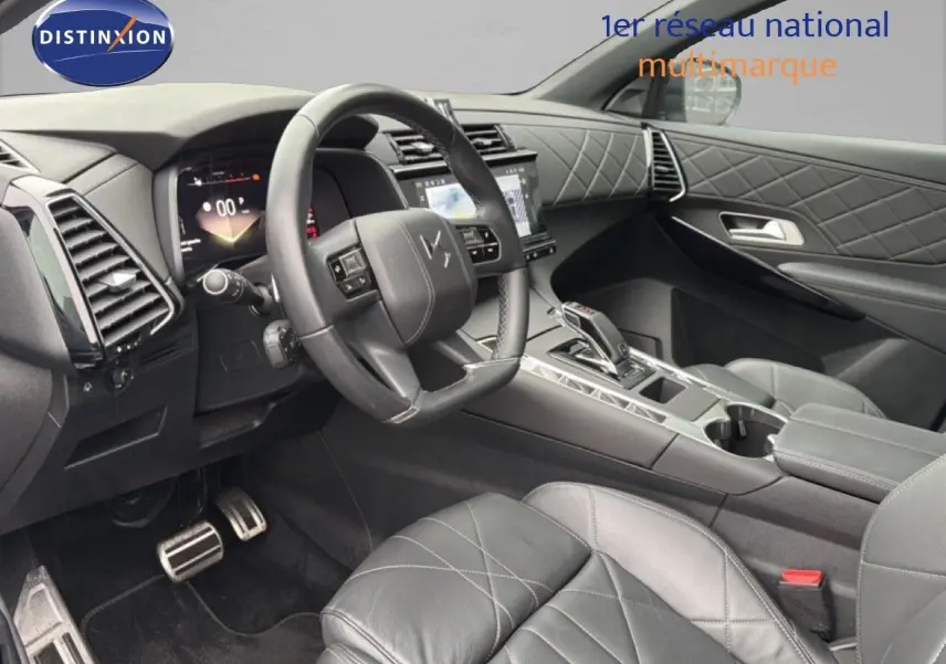 Intérieur du DS7 BlueHDi 130ch 2024 en cuir noir, vue côté conducteur mettant en valeur le tableau de bord et la console centrale.