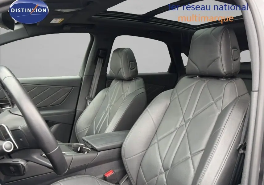 Vue intérieure sur les sièges avant en cuir noir matelassé du DS7 2024, avec toit panoramique et console centrale.