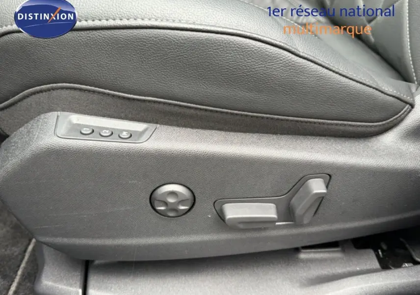 Gros plan sur les commandes de réglage électrique du siège avant en cuir noir du DS7 gris titane métal 2024.