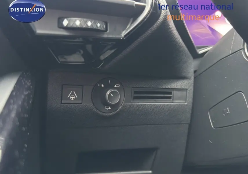 Détail du tableau de bord côté gauche du DS7 2024 gris titane, avec commandes d'éclairage et ventilation visibles.