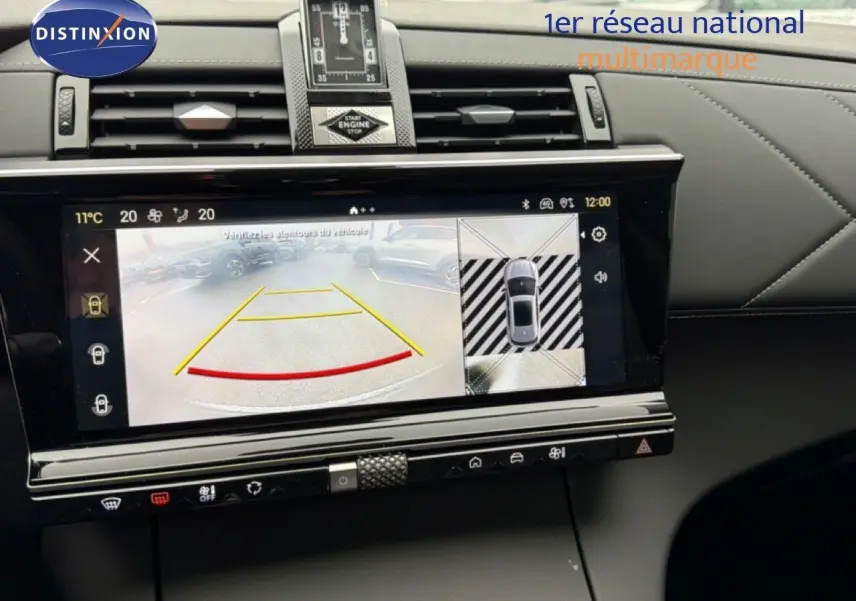 Écran central du DS7 2024 montrant la caméra de recul et l'affichage 360° dans un intérieur cuir noir.