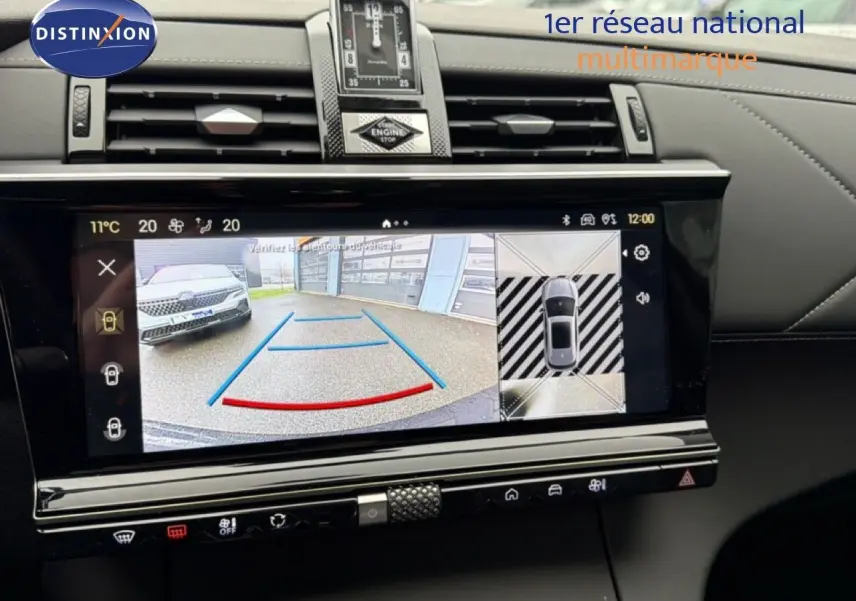 Écran multimédia du DS7 gris titane montrant la caméra de recul avec vue arrière et top-down du véhicule.