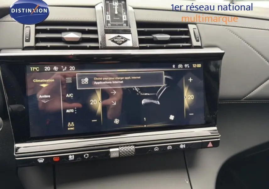 Écran tactile central du tableau de bord du DS7 gris titane, affichant la climatisation et les applications internet.
