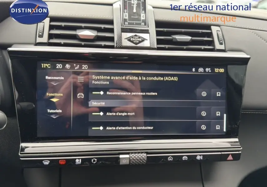 Tableau de bord du DS7 2024 avec écran tactile affichant les aides à la conduite, finition cuir noir visible.