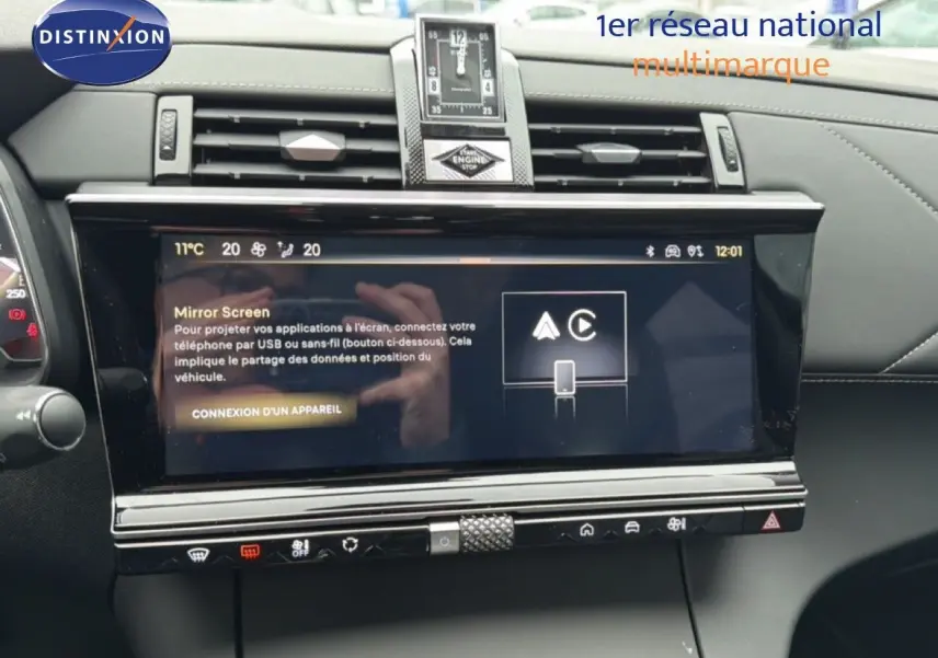 Tableau de bord du DS7 2024 avec écran tactile central affichant la fonction Mirror Screen, ambiance intérieure noire.
