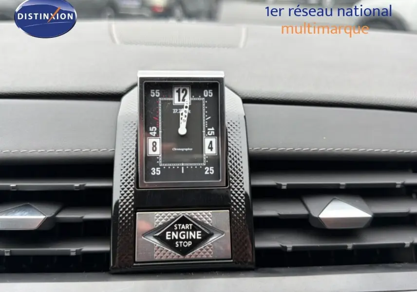 Gros plan sur l'horloge centrale et le bouton start/stop du tableau de bord du DS7 gris titane 2024.