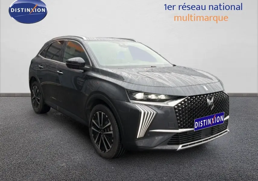 DS7 BlueHDi gris titane en 3/4 avant droit, avec calandre distinctive et feux LED en forme de flèche.